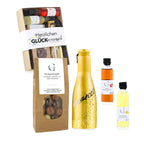 Goldfarbene flasche mit metallischem finish und schwarzer kalligraphischer beschriftung im herzlichen glückwunsch geschenkset