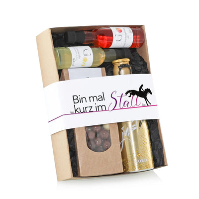 Ein goldfarbener bierkrug mit funkelndem design und dem wort gold im hobby-set reiter präsentkorb