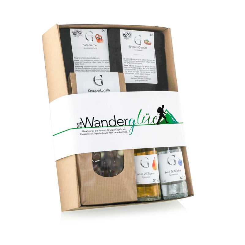 Beiger geschenkkorb aus karton mit weißem wanderglück band und regionalen delikatessen wie käseaufstrichen und spirituosen