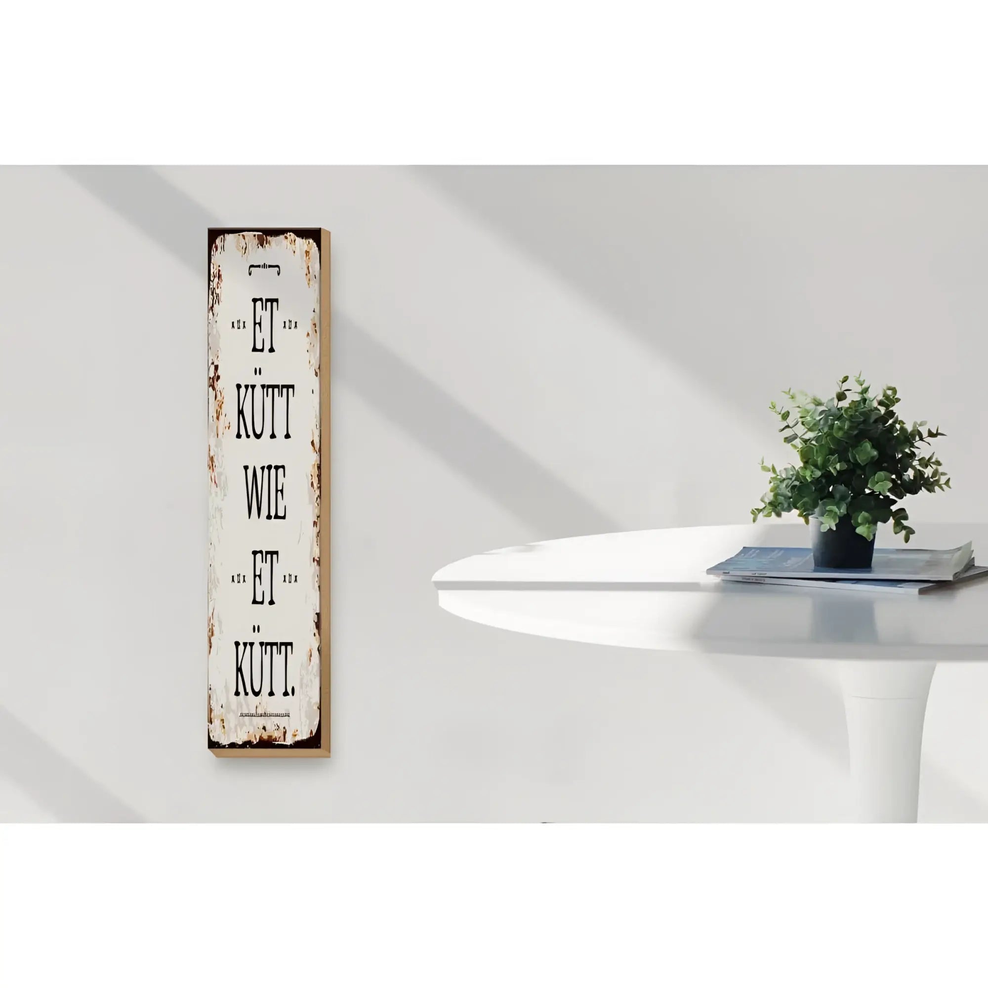 Ein rustikales weißes holzschild 10x46cm mit schwarzem spruch et kütt wie et kütt und verwittertem finish