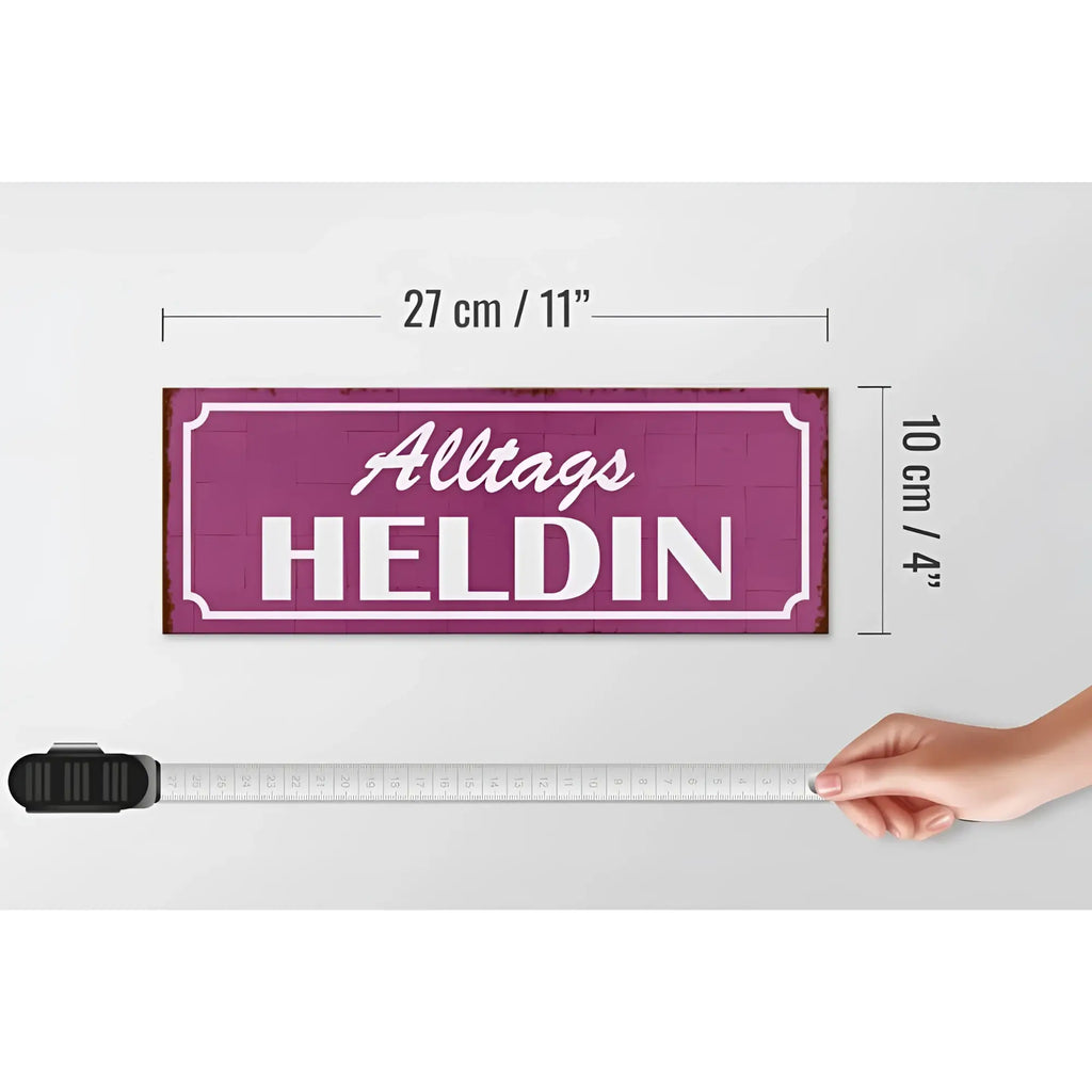 Lila holzschild 27x10 cm mit weißem alltags heldin schriftzug und dekorativem rahmen als geschenk und deko