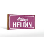 Lila holzschild mit weißer schrift alltags heldin und vintage rahmen als deko geschenk 27x10cm