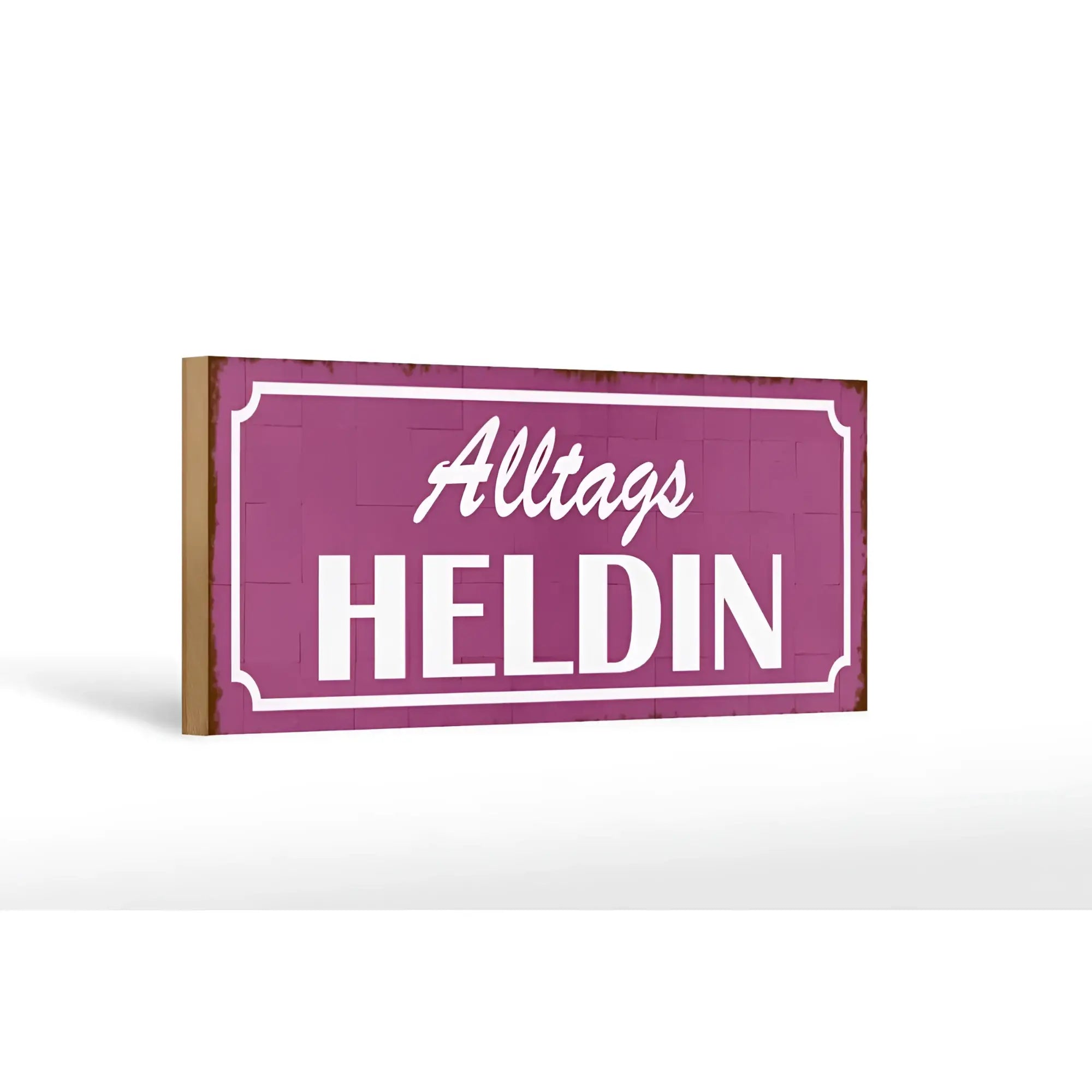 Lila holzschild mit weißer schrift alltags heldin und vintage rahmen als deko geschenk 27x10cm