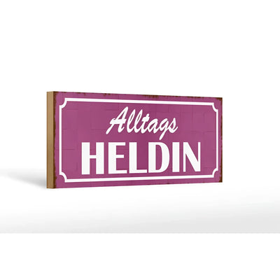 Lila holzschild mit weißer schrift alltags heldin und vintage rahmen als deko geschenk 27x10cm