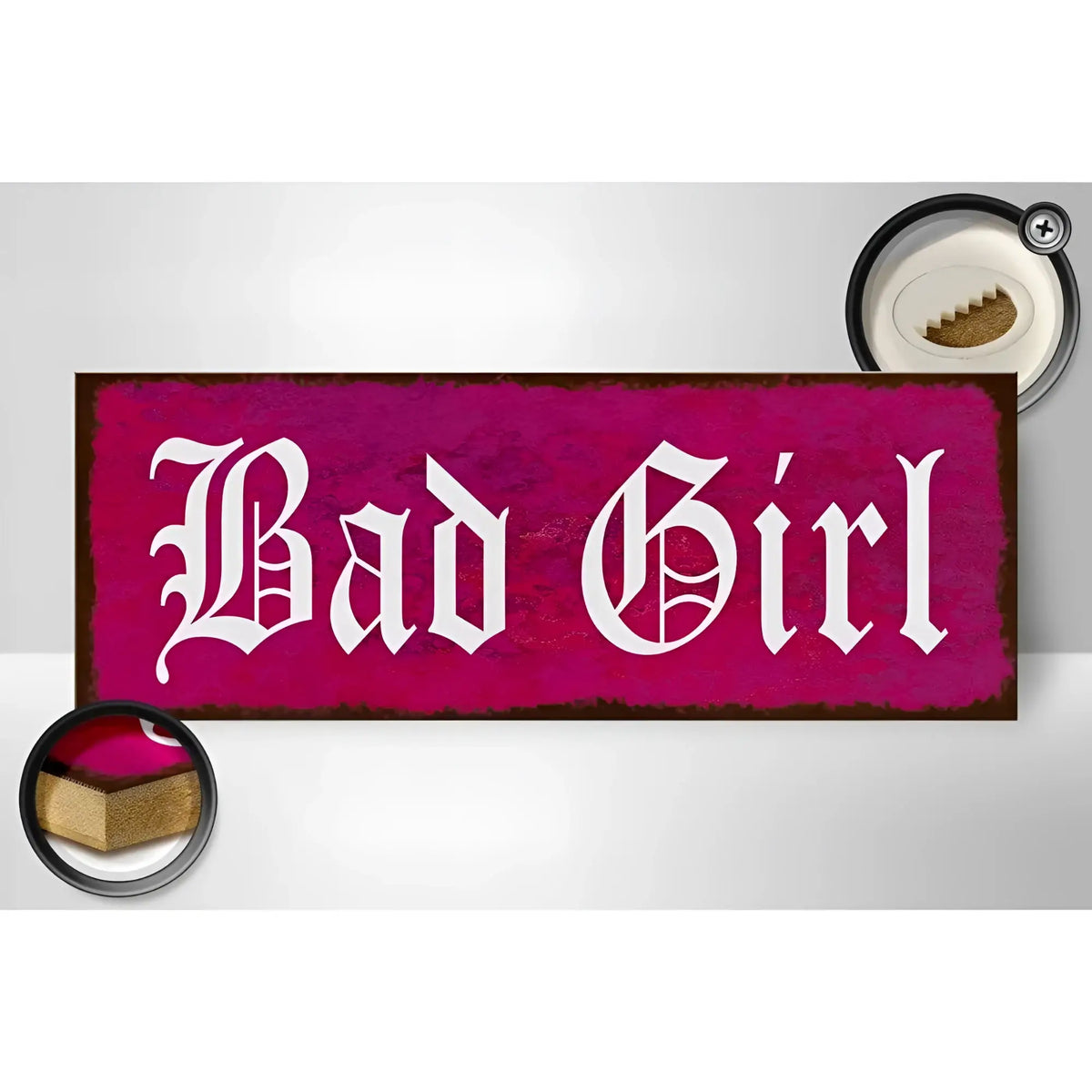 Leuchtendes magentafarbenes holzschild mit weißer gothic beschriftung bad girl und used look als wanddeko 27x10cm