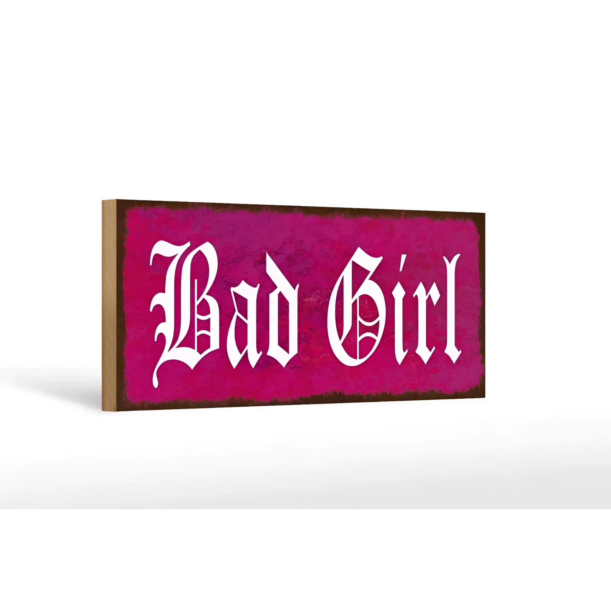 rechteckiges holzschild mit magentafarbenem hintergrund und weißer gotischer beschriftung bad girl