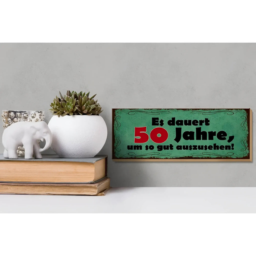 Grünes holzschild vintage style 27x10cm mit schwarzem und rotem text dauert 50 jahre um gut aussehen