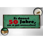 Vintage grünes metallschild 27x10cm mit schwarzem und rotem text 50 jahre um so gut auszusehen holzschild spruch