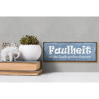 Blaues holzschild mit weißer kalligraphie faulheit ist die quelle großen geistes 27x10cm lustiger spruch