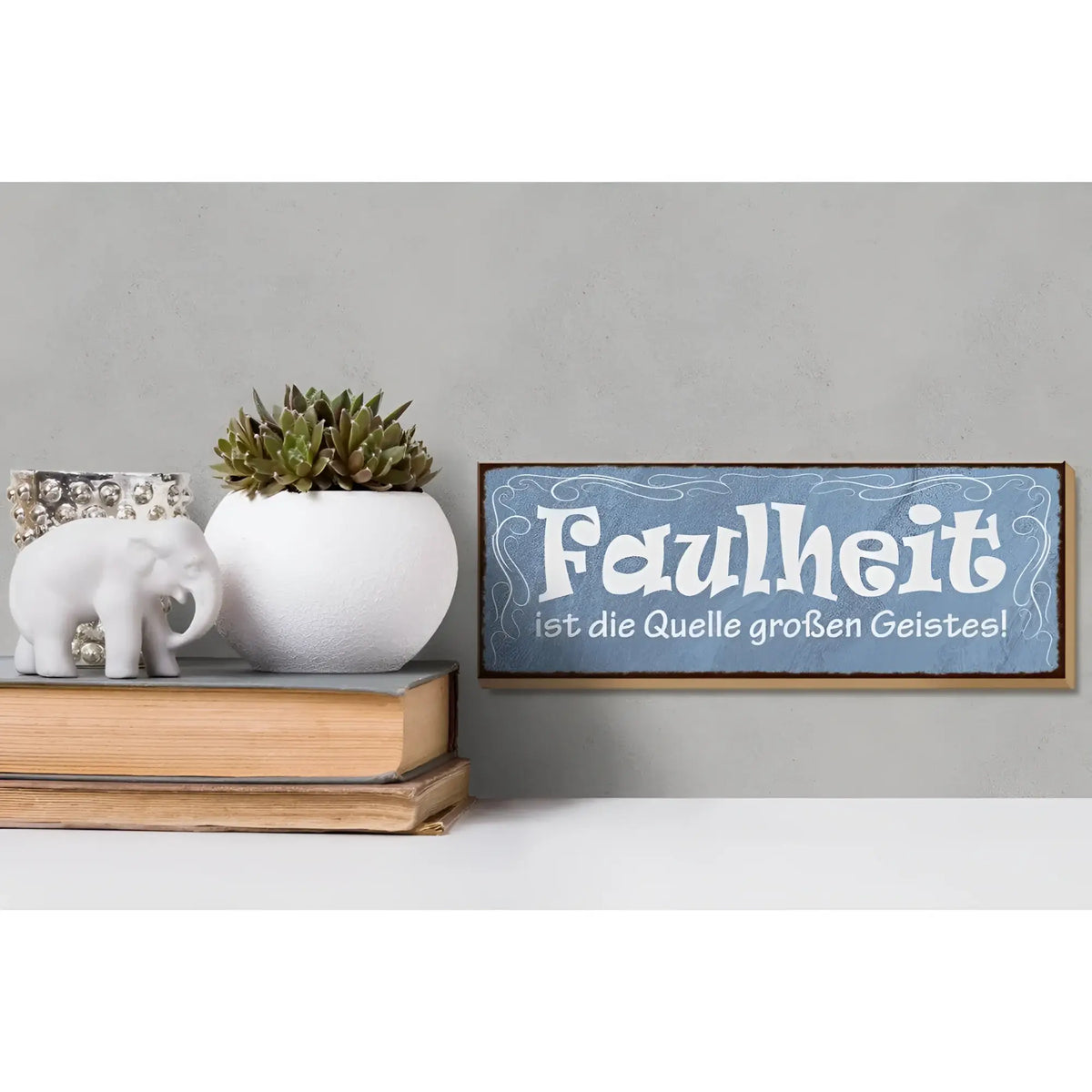 Blaues holzschild mit weißer kalligraphie faulheit ist die quelle großen geistes 27x10cm lustiger spruch