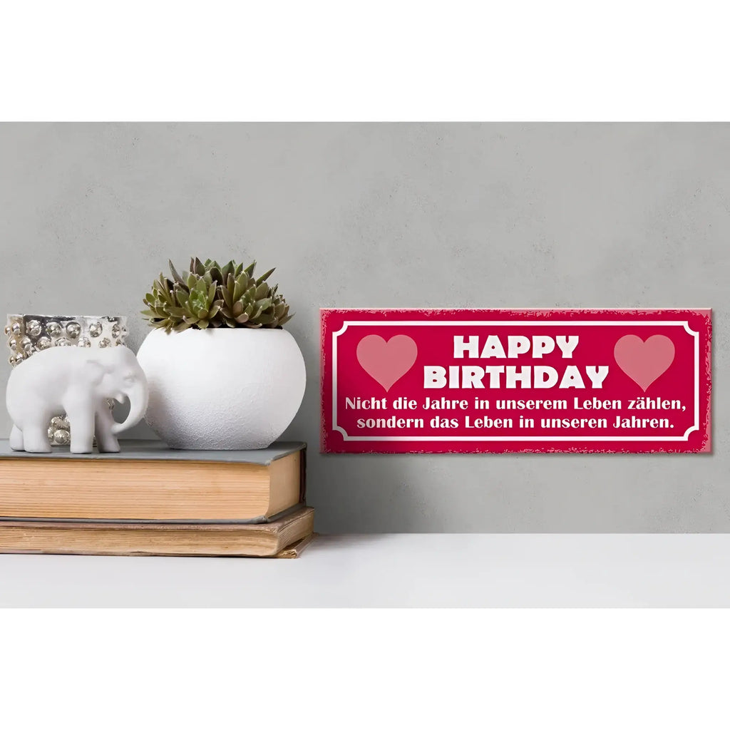 Ein rotes holzschild 27x10cm mit weißem happy birthday text und herzmotiven für geburtstagsgrüße
