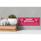 Ein rotes holzschild 27x10cm mit weißem happy birthday text und herzmotiven für geburtstagsgrüße