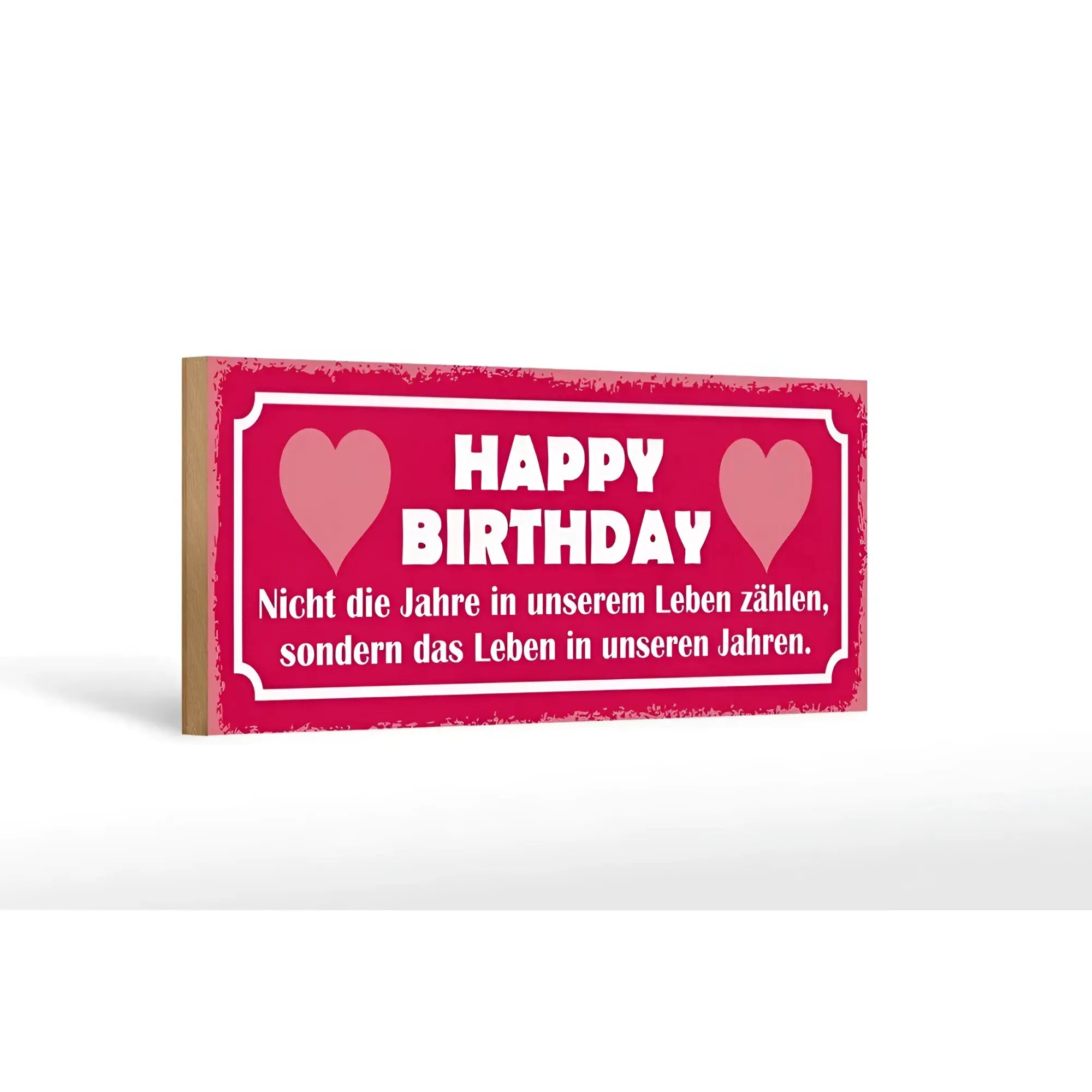 Rotes rechteckiges holzschild 27x10cm mit weißem rand und happy birthday schrift samt rosa herzen für geburtstagspaß