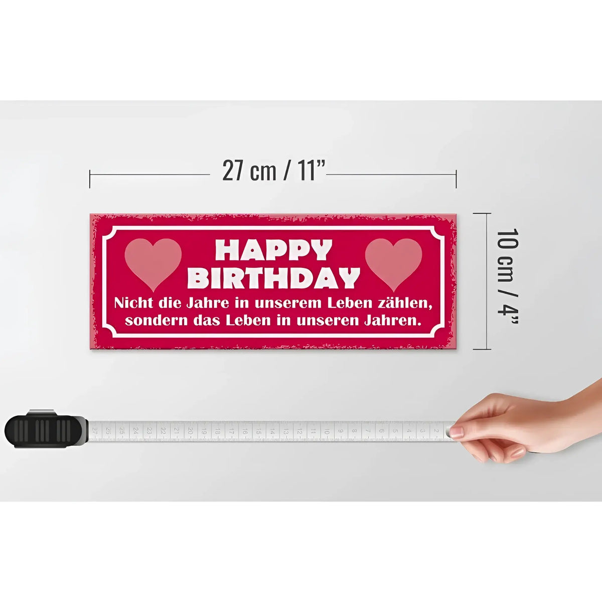 Rotes holzschild mit weißem text happy birthday nicht die jahre und rosa herzen vintage look 27x10cm