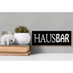 Schwarzes rechteckiges holzschild mit weißer hausbar schrift und leichter holzrahmen für küche oder kneipe