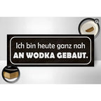 Holzschild spruch 27x10cm mit schwarzem grund und weißem Text heute ganz nah an wodka gebaut für deko