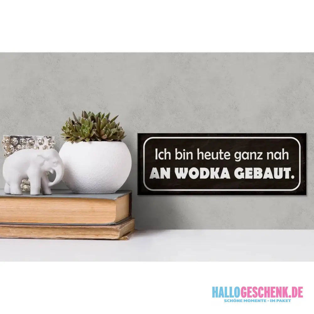 Holzschild Spruch 27x10cm Heute ganz nah an Wodka gebaut Deko