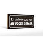 Schwarzes holzschild 27x10cm mit weißem Text ich bin heute ganz nah an wodka gebaut in fetter schrift und weißem rahmen
