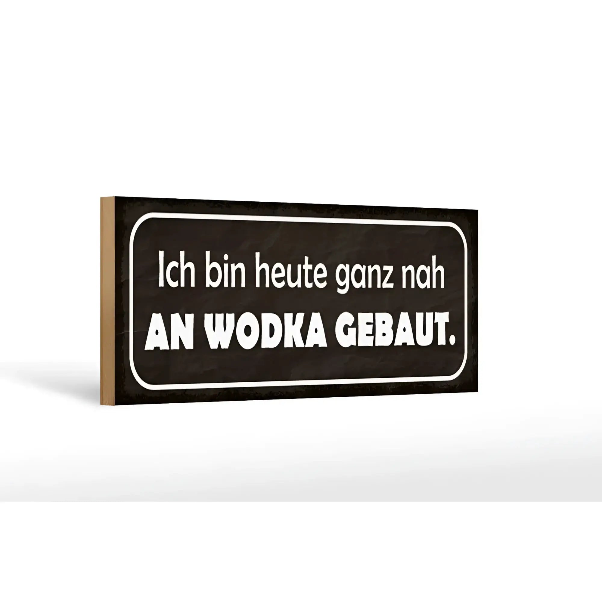 Schwarzes holzschild 27x10cm mit weißem Text ich bin heute ganz nah an wodka gebaut in fetter schrift und weißem rahmen