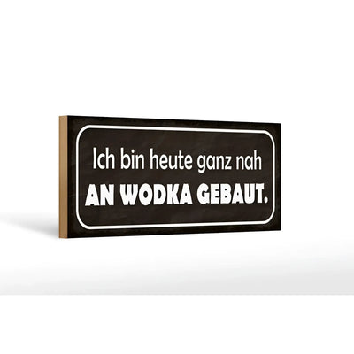 Schwarzes holzschild 27x10cm mit weißem Text ich bin heute ganz nah an wodka gebaut in fetter schrift und weißem rahmen