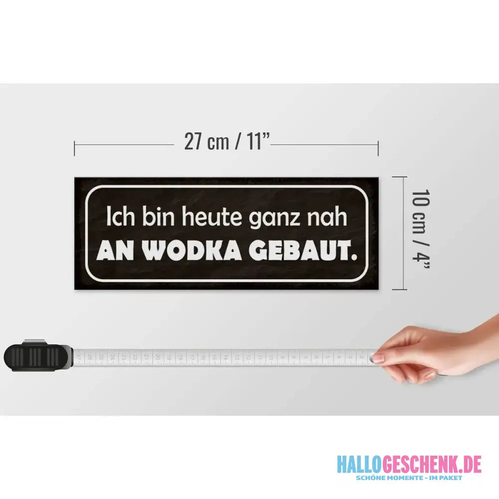 Holzschild Spruch 27x10cm Heute ganz nah an Wodka gebaut Deko