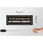 Holzschild spruch 27x10cm mit weißem Text heute ganz nah an wodka gebaut auf schwarzem rechteck aus holz