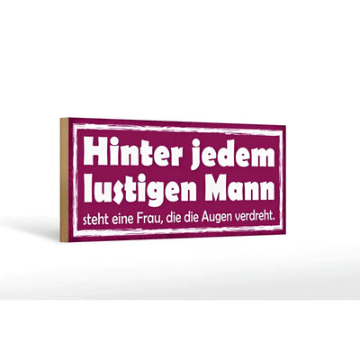 Maroon holzschild mit weißen rand und fettem text hinter lustigen mann eine frau 27x10 cm