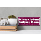 Maroon holzschild 27x10cm mit weißem spruch hinter jedem lustigen mann steht eine frau die die augen verdreht