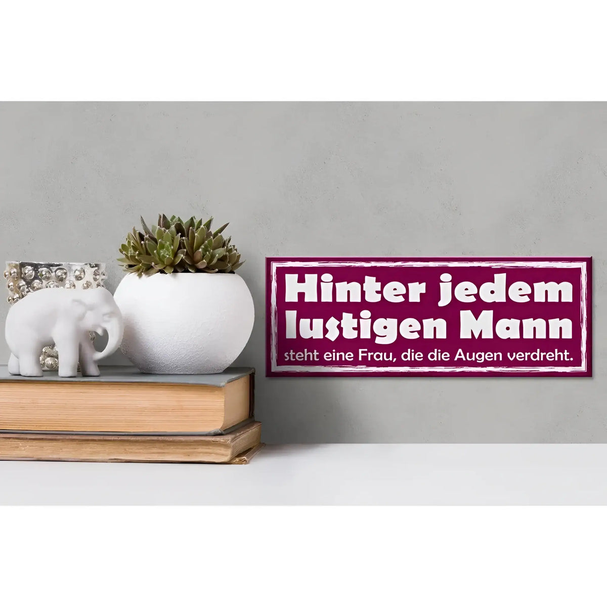Maroon holzschild 27x10cm mit weißem spruch hinter jedem lustigen mann steht eine frau die die augen verdreht