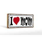 Weißes rechteckiges holzschild mit braunem rahmen und schwarzer schrift i herz mom als mama geschenk und deko