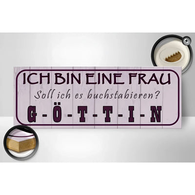 Ein rechteckiges holzschild mit hellviolettem, vintage holzmaserungseffekt und dunkelroter schrift ich bin eine frau göttin deko