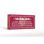 Rotes rechteckiges holzschild 27x10cm mit weißem spruch und dezentem herzdesign ich liebe dich zu sagen dauert