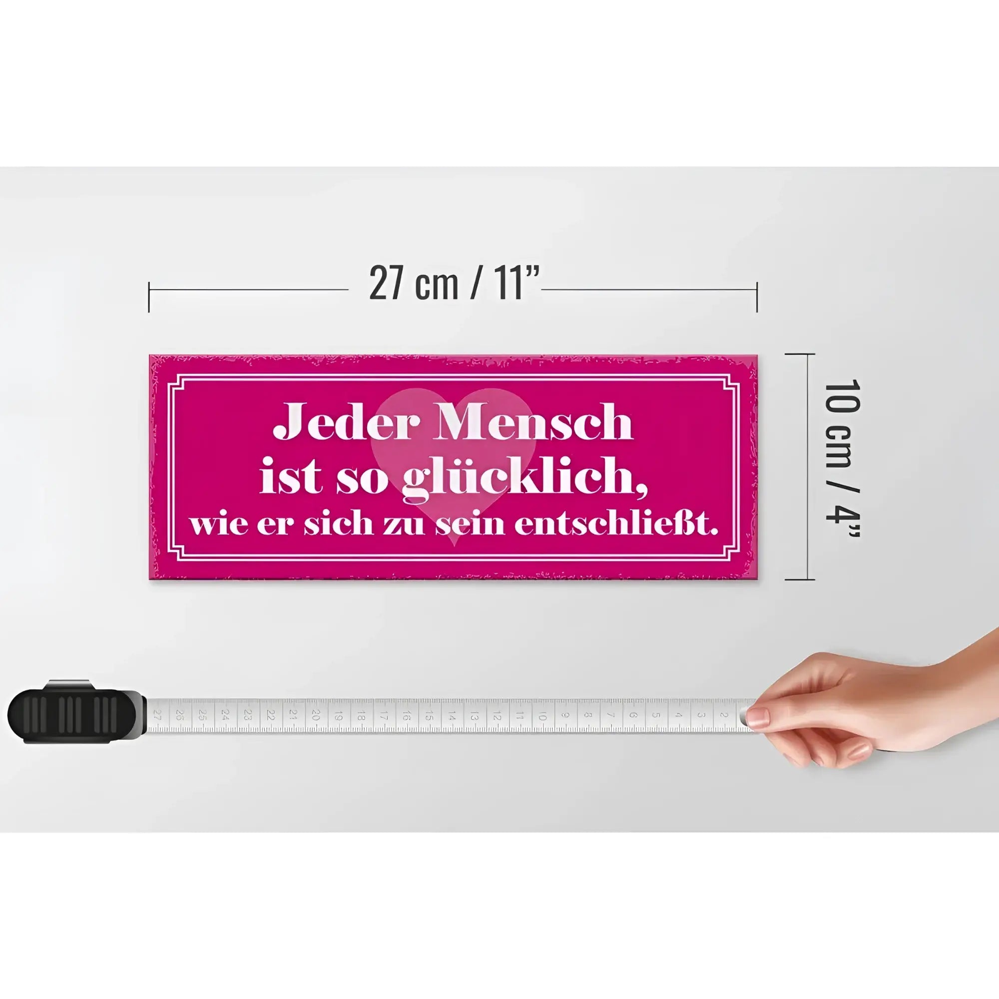 Ein pinkes holzschild 27x10cm mit weißem text und herz motiv der spruch jeder mensch ist so glücklich dekorativ