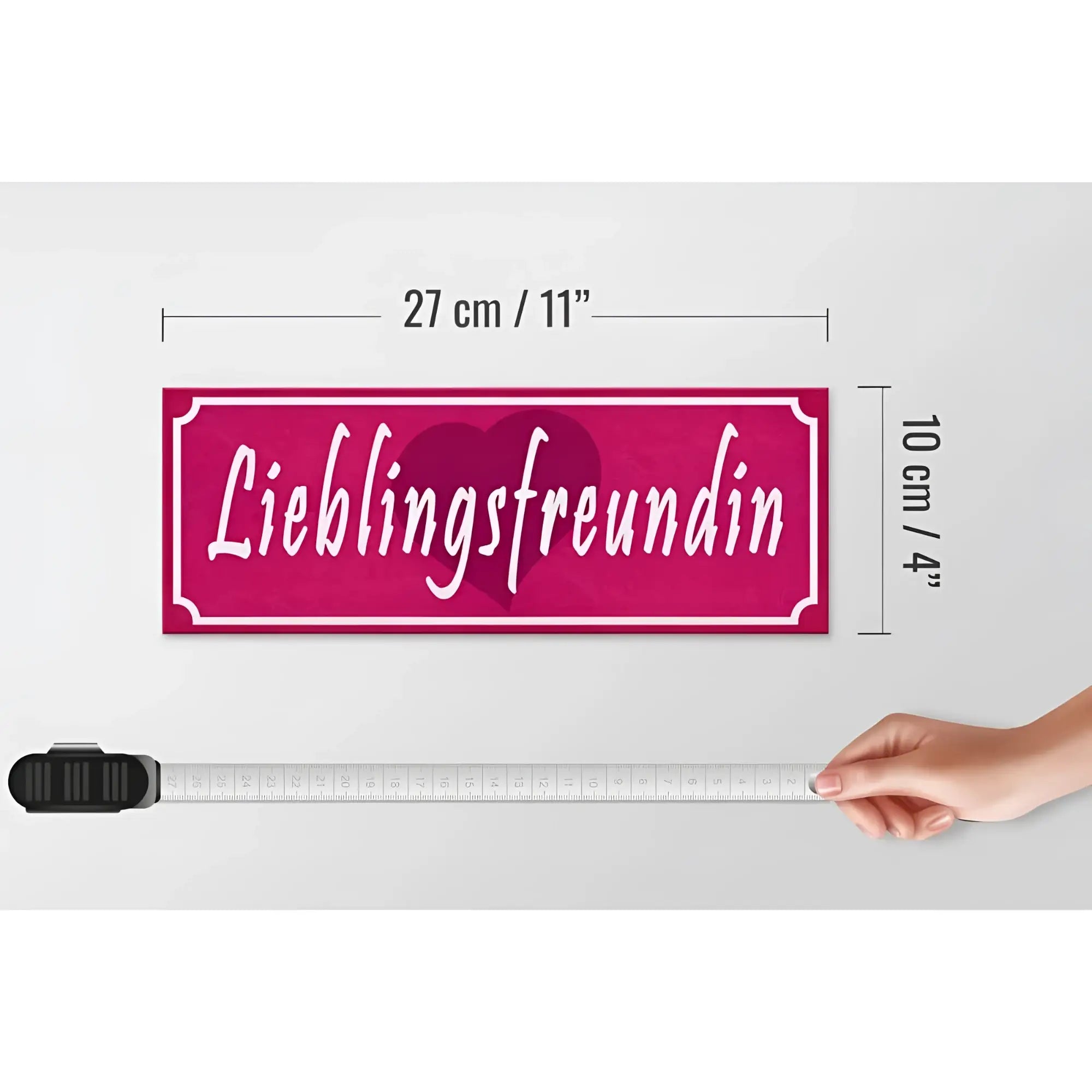 Ein pinkes holzschild 27x10cm mit weißer schrift lieblingsfreundin und herzdesign als geschenk