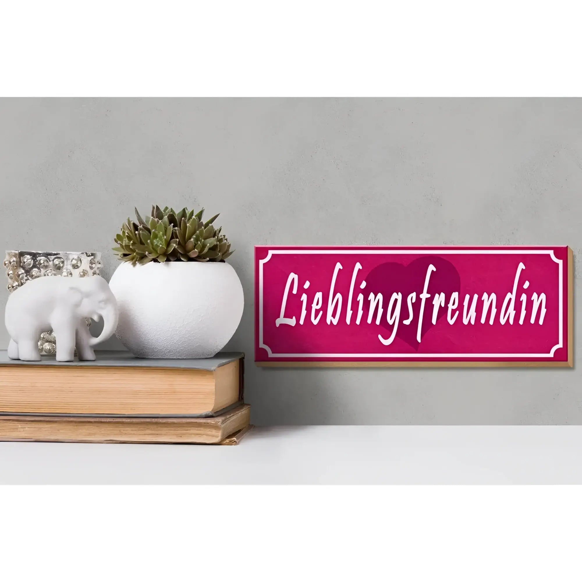 Ein pinkes holzschild 27x10cm mit weißer schrift lieblingsfreundin herz und leichter holzrahmung