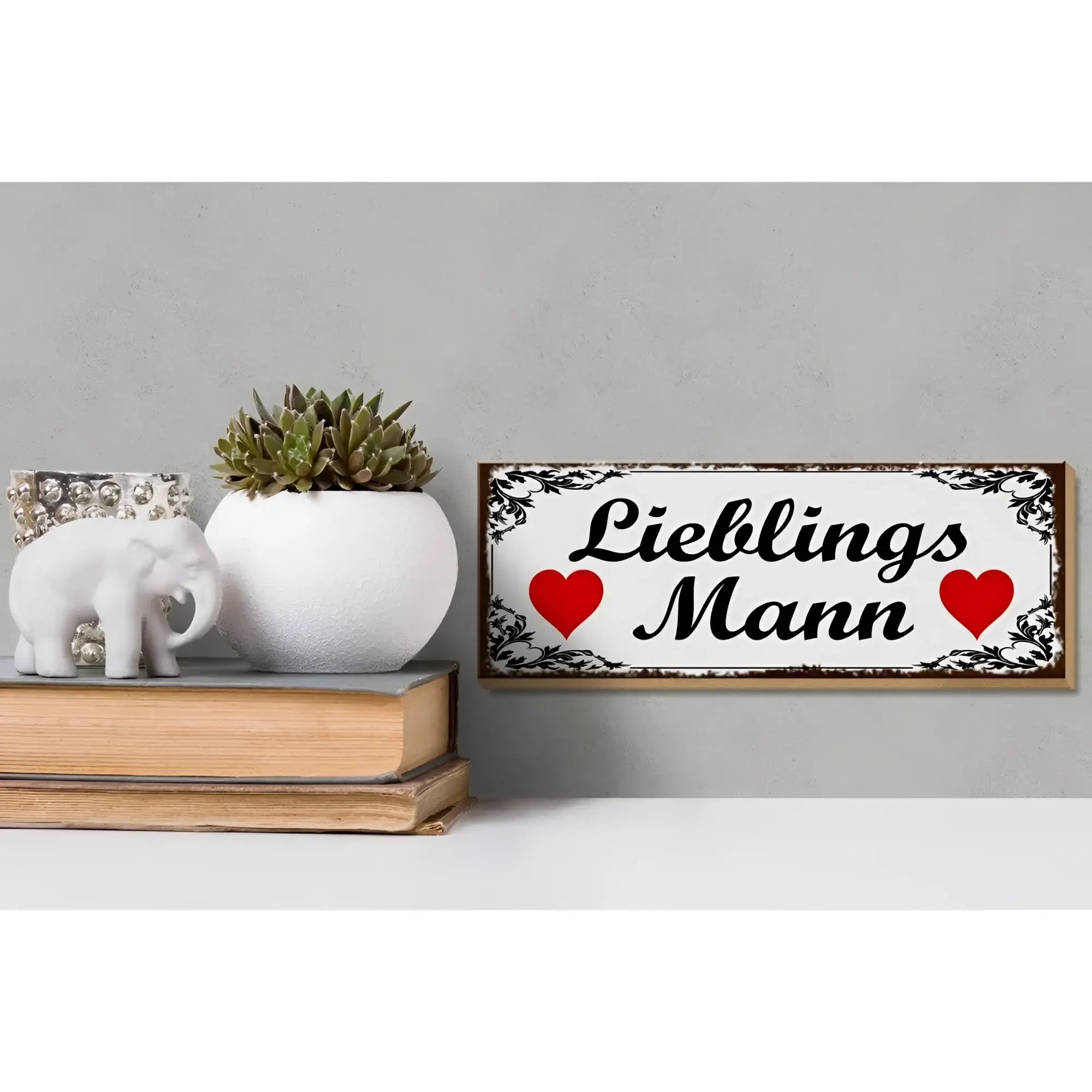 Weißes holzschild 27x10 cm mit schwarzem lieblingsmann schriftzug, roten herzen und verziertem rahmen als deko geschenk