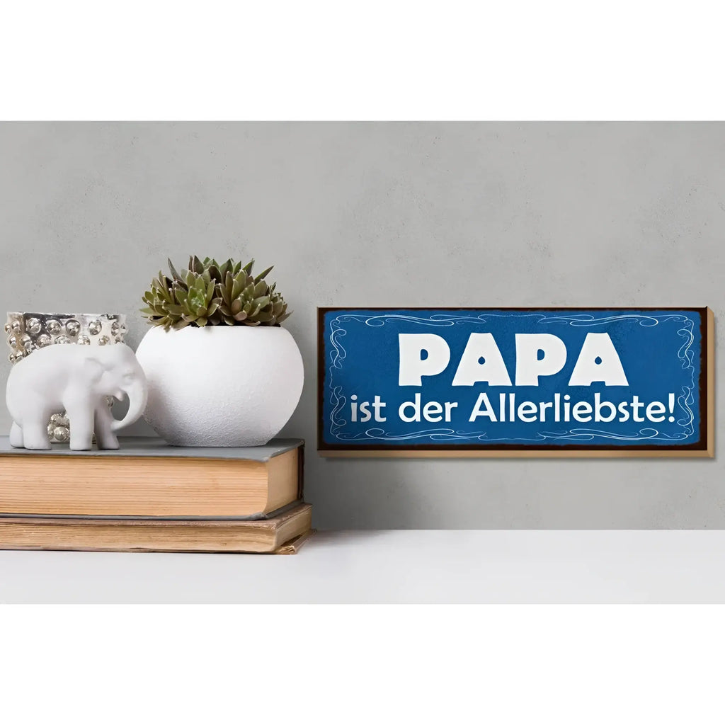 Blaues rechteckiges holzschild mit weißem schriftzug papa ist der allerliebste und dekorativen kantenmustern