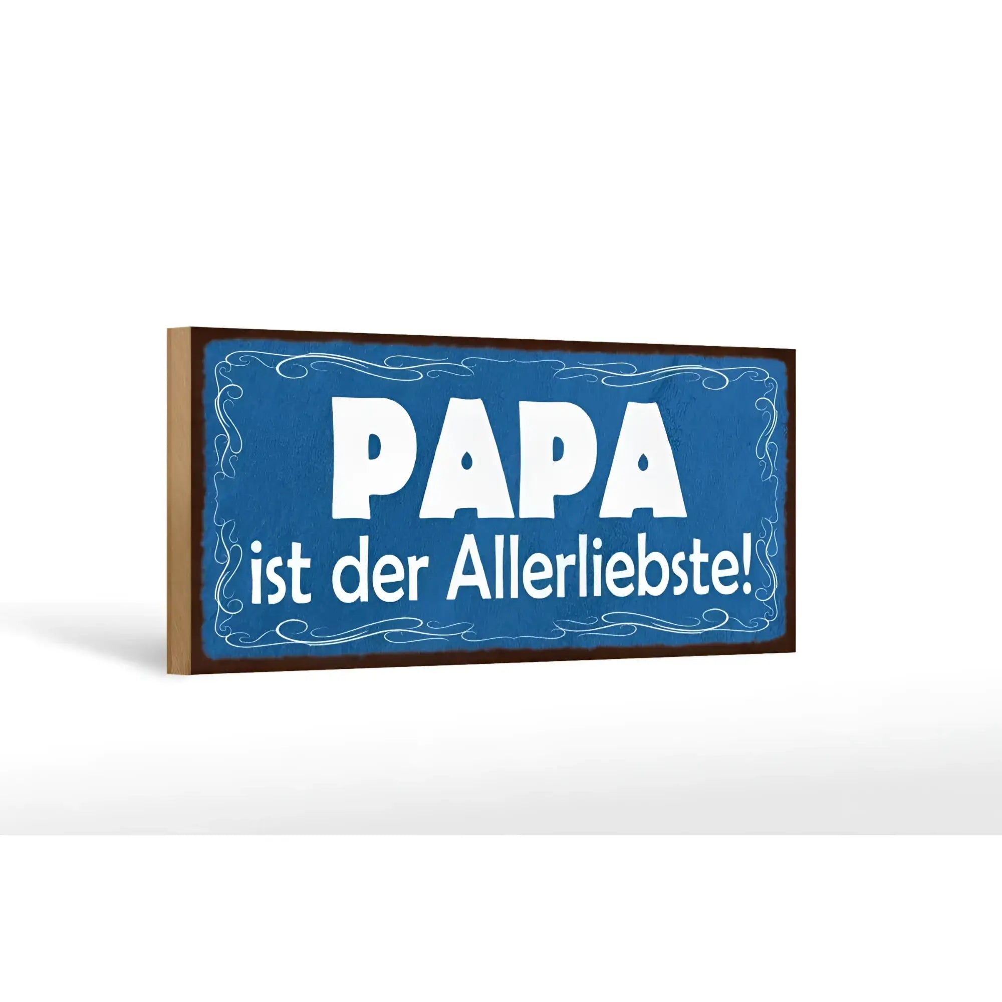 Blaues rechteckiges holzschild mit weißem text papa ist der allerliebste und dekorativen wirbeln am rand
