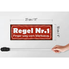 Rotes rechteckiges metallschild 27x10cm mit weißem text regel nr 1 finger weg vom werkzeug fürs holzwerkzeug