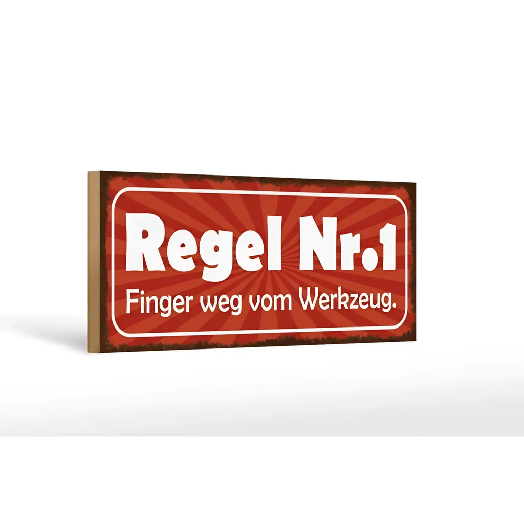 Rotes rechteckiges holzschild mit weißem text regel nr 1 finger weg vom werkzeug 27x10 cm