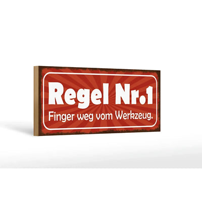 Rotes rechteckiges holzschild mit weißem text regel nr 1 finger weg vom werkzeug 27x10 cm