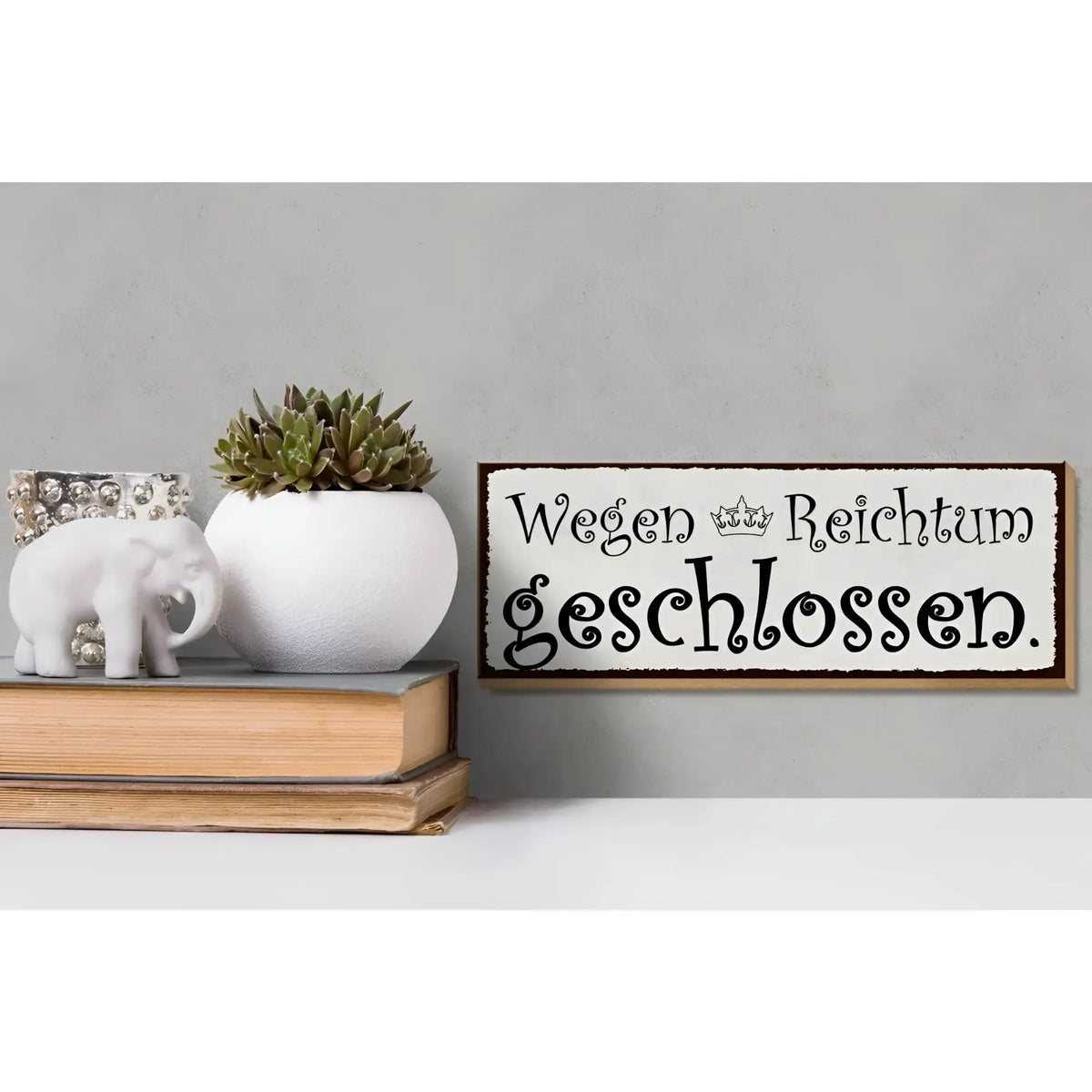 Weißes keramikwandschild mit schwarzem kursivtext wegen reichtum geschlossen und kleiner krone in holzrahmen