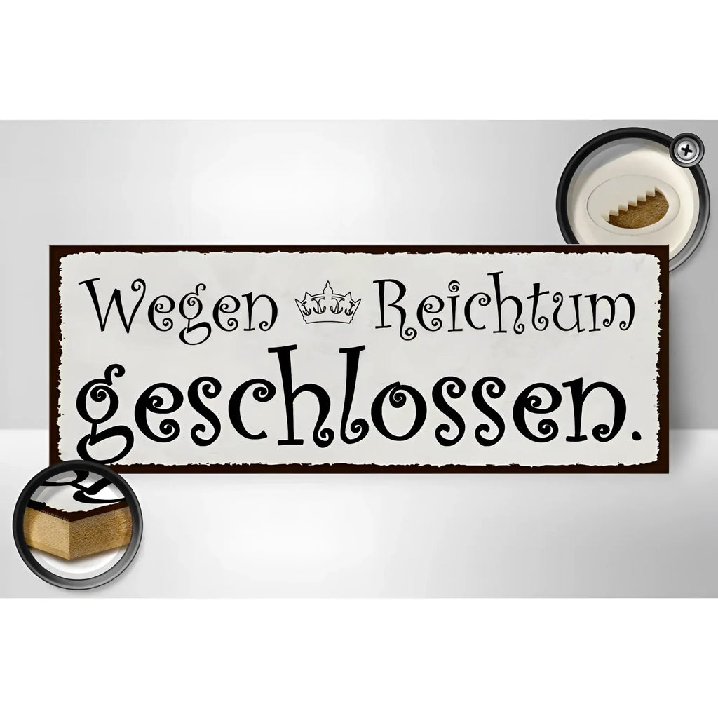 Rechteckiges holzschild mit weißem vintage-look braunem rahmen und schwarzem spruch wegen reichtum geschlossen mit krone