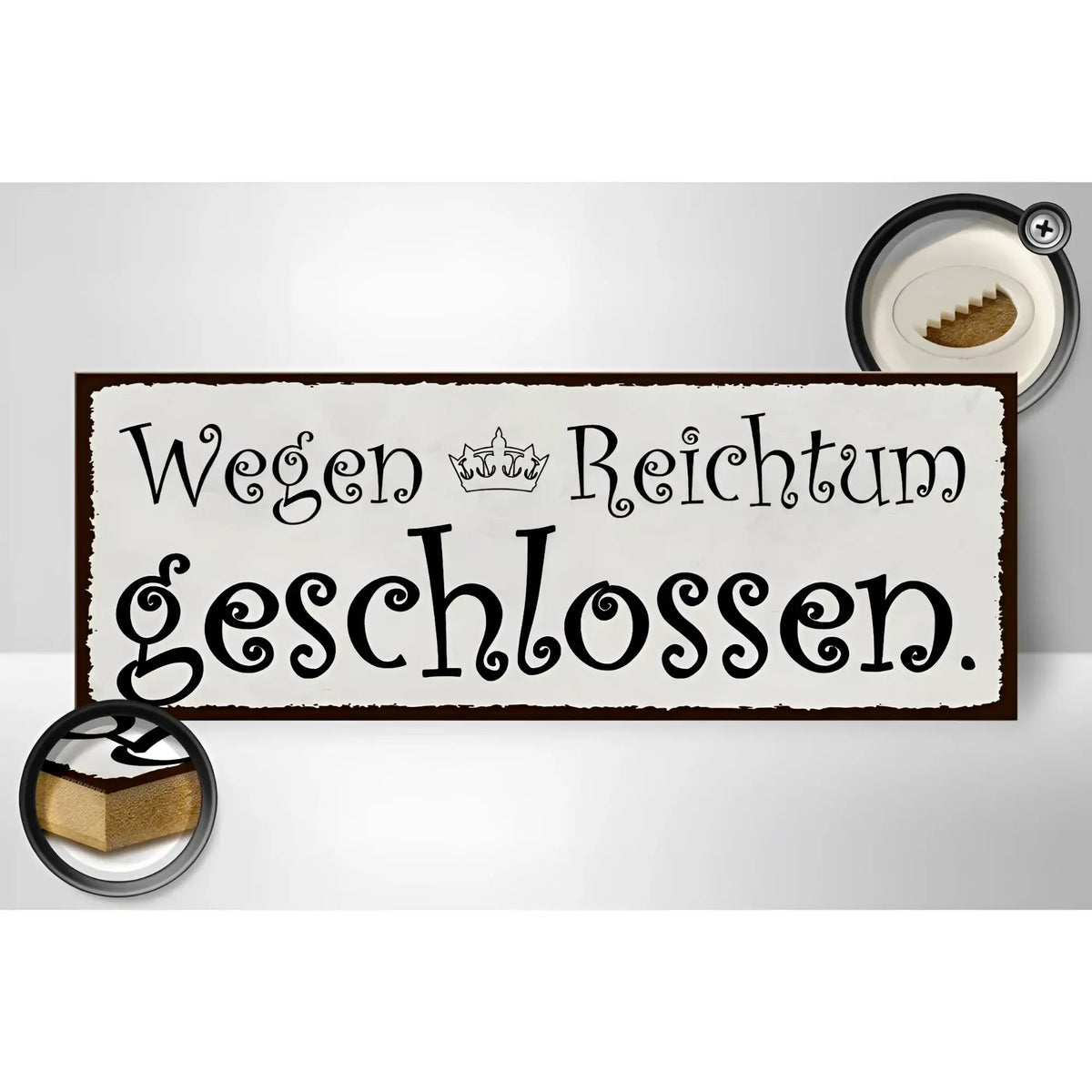 Rechteckiges holzschild mit weißem vintage-look braunem rahmen und schwarzem spruch wegen reichtum geschlossen mit krone