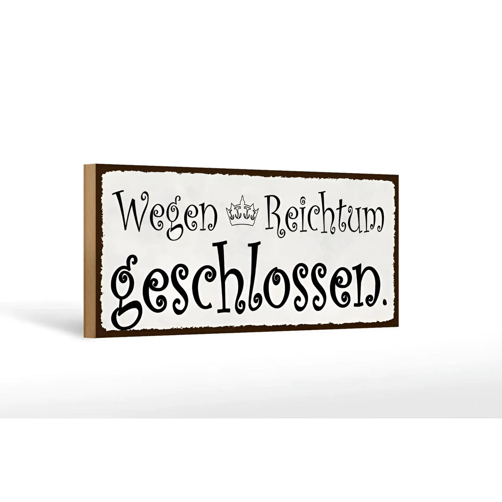 Ein rustikales holzschild 27x10cm mit weißem, distressed look und schwarzer schrift wegen reichtum geschlossen