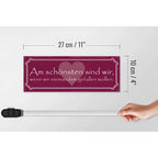Maroon rechteckiges holzschild mit weißem ornament rahmen herzmotiv und deutscher schrift wir am schönsten sind wir wenn