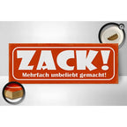 Oranges rechteckiges holzschild aus metall mit weißem zack text und kleinem deutschem spruch darunter 27x10cm
