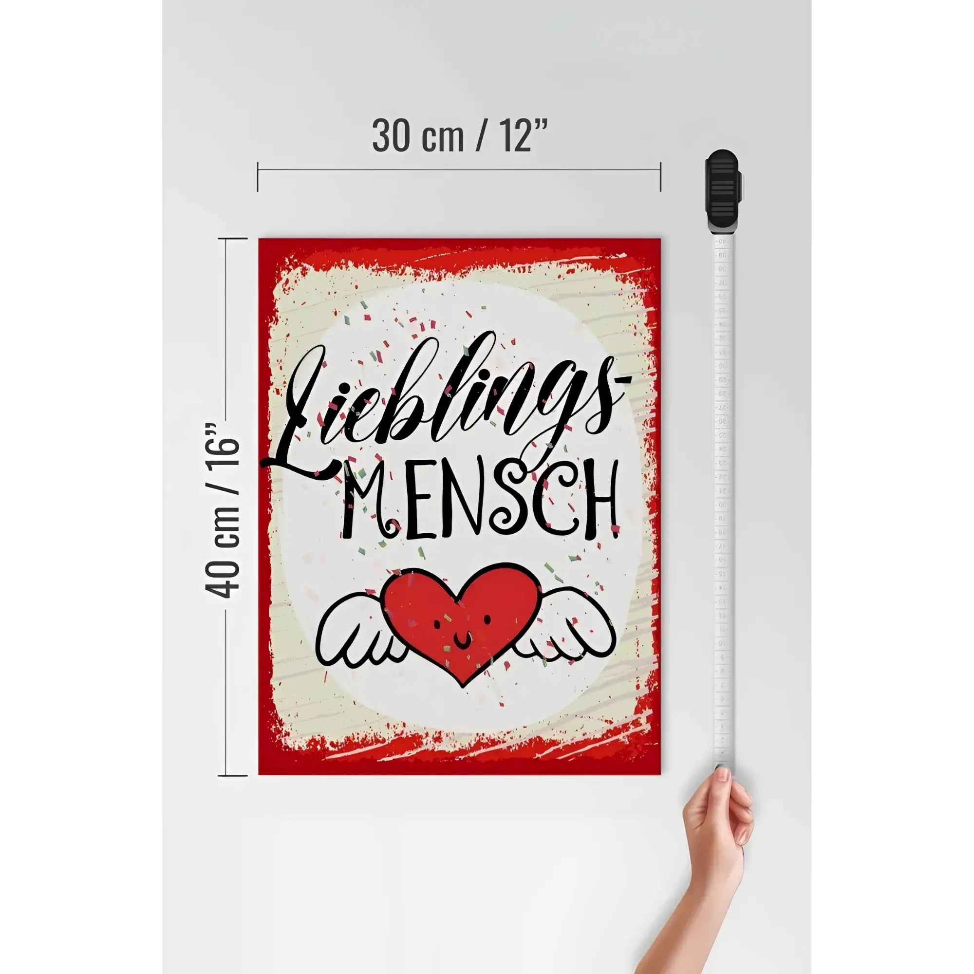 Red gerahmtes holzschild mit weißem vintage hintergrund und schwarzem lieblingsmensch schriftzug über rotem herz mit flügeln
