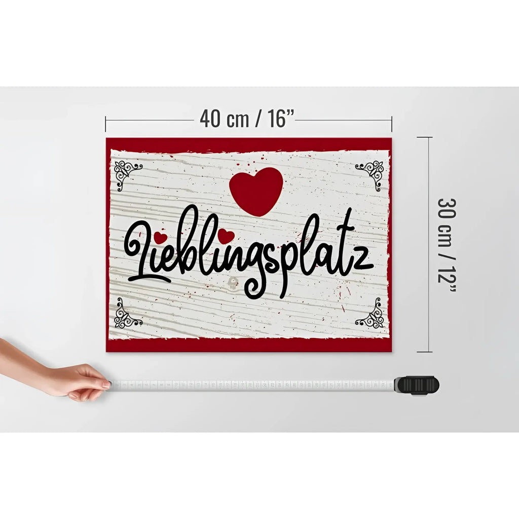 Holzschild spruch 30x40cm lieblingsplatz mit rotem herz in rot gerahmtem weißen holz und schwarzer kalligraphie