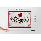 Holzschild spruch 30x40cm lieblingsplatz mit rotem herz in rot gerahmtem weißen holz und schwarzer kalligraphie